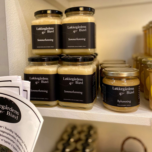 Løkkegårdens Biavl honning i en butik