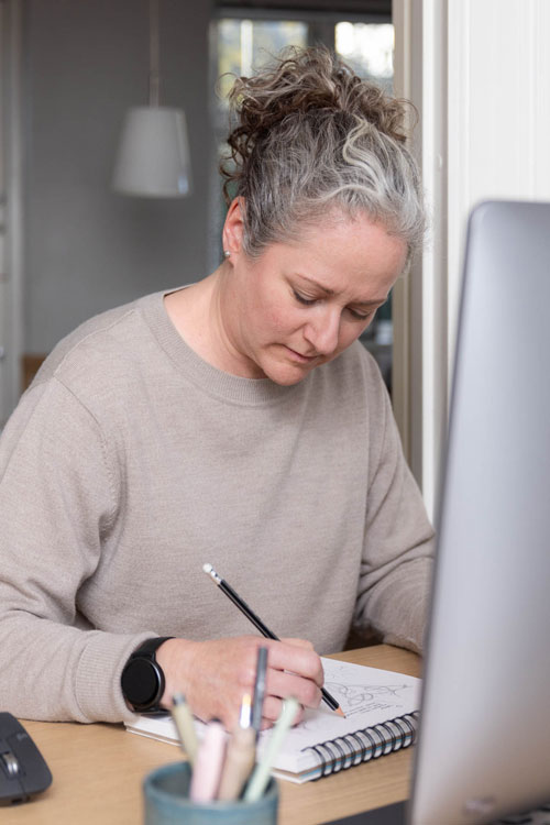 Grafisk design skitser i hånden - den kreative proces